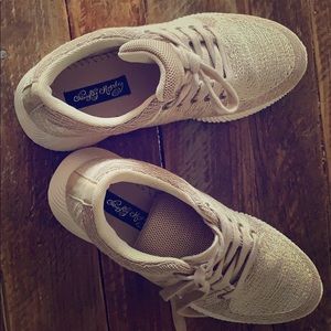 Brand new pair of shoes. Never worn.